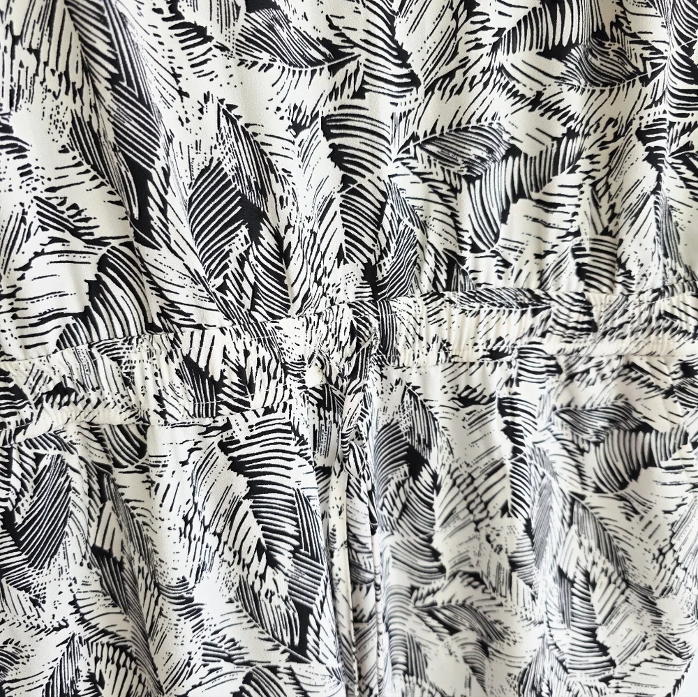 Banana Republic Leaf Print Drapey Black And White Jumpsuit Women's Size 2